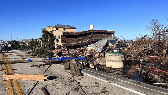 Hurricane damage to Fort Myers residences